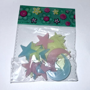 Liten pose med stjerner og måner i farget plast.