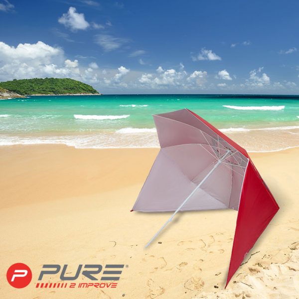 Strandparasoll med utfellbare sidepaneler og bag. Parasoll, solbeskyttelse, skygge på stranden.