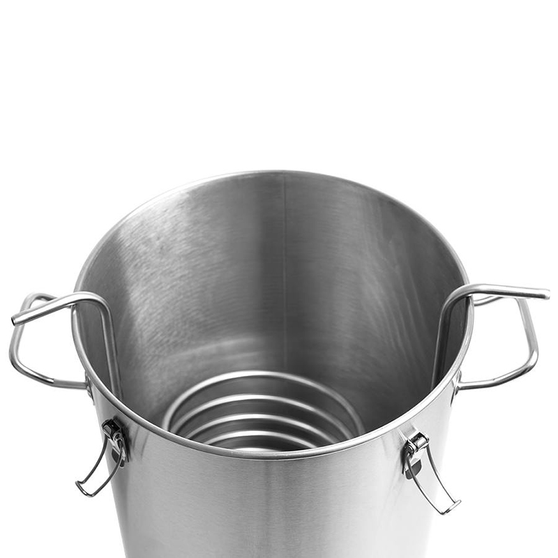 Ølbrygger begynnersett. Brygg øl. Manuell ølbryggemaskin med kokekar, silekar og kjølespiral. Bryggemaskin, Beer brewer.