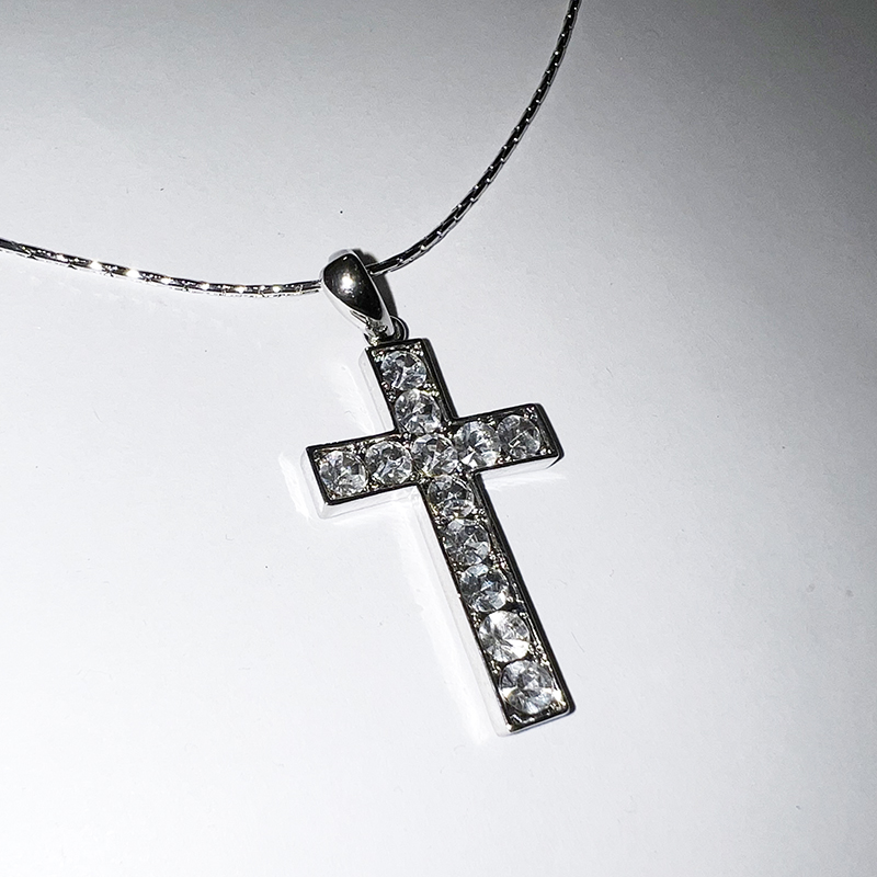 Smykke halskjede med kors, Esmeralda Velidosio. Necklace