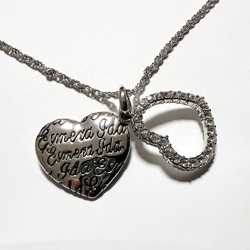 Smykke halskjede med hjerte og tekst, Esmeralda Velidosio. Necklace