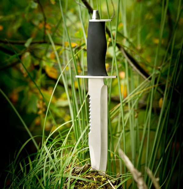 Jaktkniv i rustfritt stål med slire. 33 cm. Kniv.