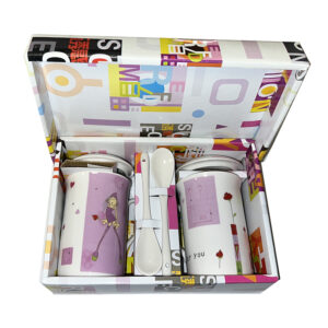 Sett av to kopper i keramikk med lokk og skje, rosa (rester)